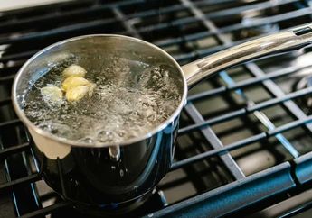Cukup 15 Menit, Coba Rebus Air Panas Lalu Cemplungkan 3 Siung Bawang Putih, Airnya Kalau Diminum Sebelum Sarapan Bisa Bawa Perubahan Instan ini
