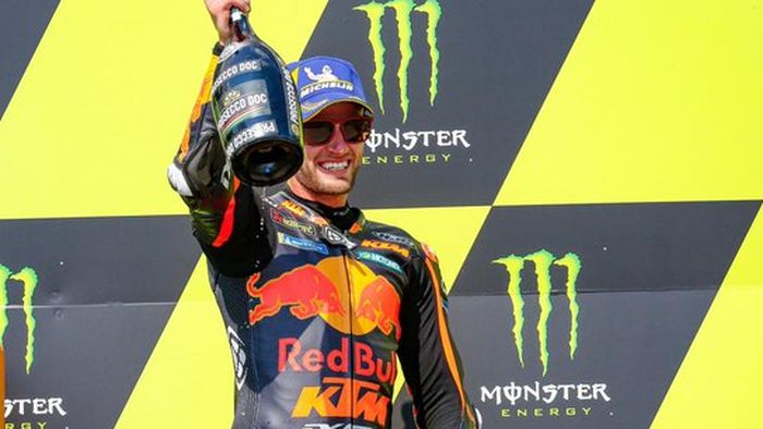 Pembalap Red Bull KTM, Brad Binder, berpose di podium juara MotoGP Republik Ceska di Sirkuit Brno, Minggu (9/8/2020).