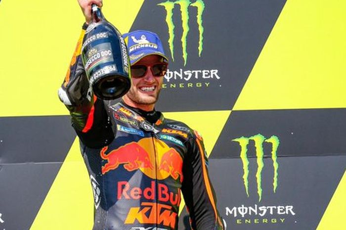 Pembalap Red Bull KTM, Brad Binder, berpose di podium juara MotoGP Republik Ceska di Sirkuit Brno, Minggu (9/8/2020).