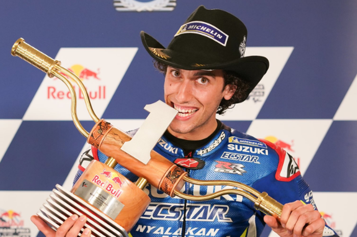 Alex RIns (Suzuki Ecstar) berpose seusai memenangkan MotoGP Americas 2019, Minggu (14/4/2019).