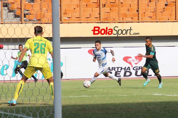 Pemain PSIS Semarang Gali Frietas berhasil mencetak gol ke gawang Persikabo 1973 dalam laga pekan ke-16 Liga 1 2023/2024 yang berlangsung di Stadion Wibawa Mukti, Bekasi, Jumat (20/10/2023).