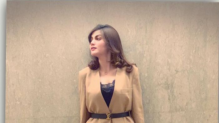 Penampilan modis dan seksi Hilda Vitria kenakan sepaket fashion item branded sekali jalan