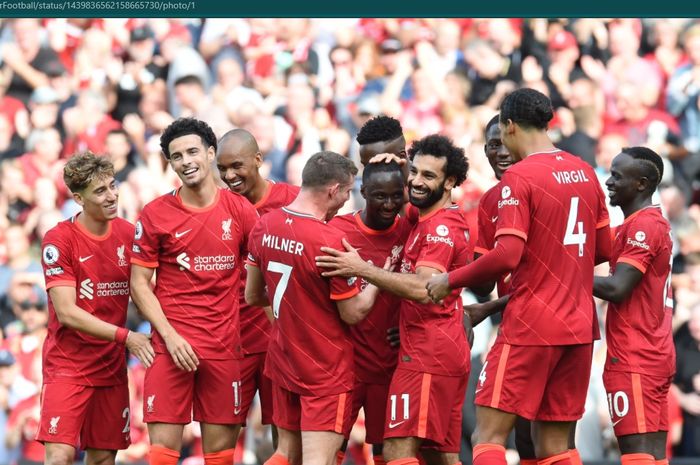 Para pemain Liverpool menyambut Naby Keita usai mencetak gol dalam kemenangan 3-0 Liverpool atas Crystal Palace di Liga Inggris 2021-2022.