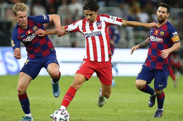 Joao Felix (tengah) berlaga dalam duel semifinal Piala Super Spanyol antara Barcelona kontra Atletico Madrid di King Abdullah Sports City, Jeddah, 9 Januari 2020.