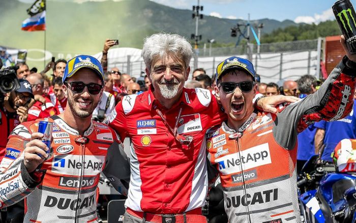 General Manager Ducati, Luigi Dall'Igna (tengah), merayakan kesuksesan Ducati.