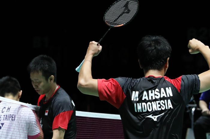 Mohammad Ahsan/Hendra Setiawan seusai memenangi laga atas Liao Min Chun/Su Ching Heng (Taiwan) pada perempat final  Kejuaraan Dunia 2019, di St. Jakobshalle Basel, Swiss, Jumat (23/8/2019).