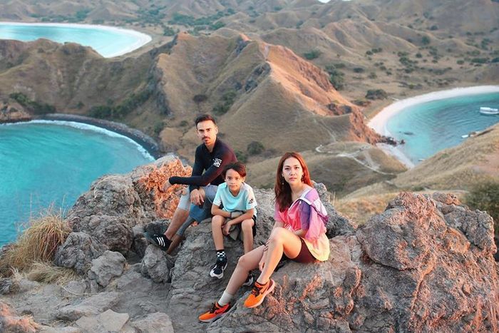 Ashraf Sinclair, Noah Sinclair dan Bunga Citra Lestari saat berlibur ke Pulau Padar NTT