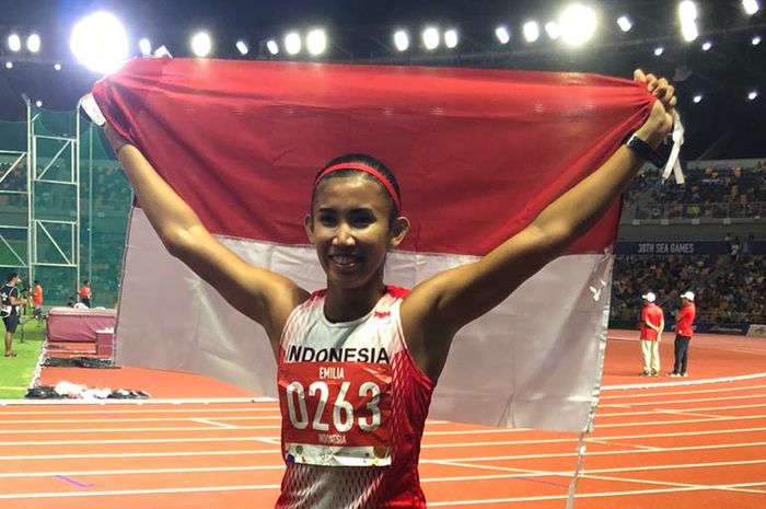 Ekspresi atlet lari gawang 100 meter Indonesia, Emilia Nova, setelah memastikan medali emas SEA Games 2019 di Manila, Filipina, Senin (9/12/2019)