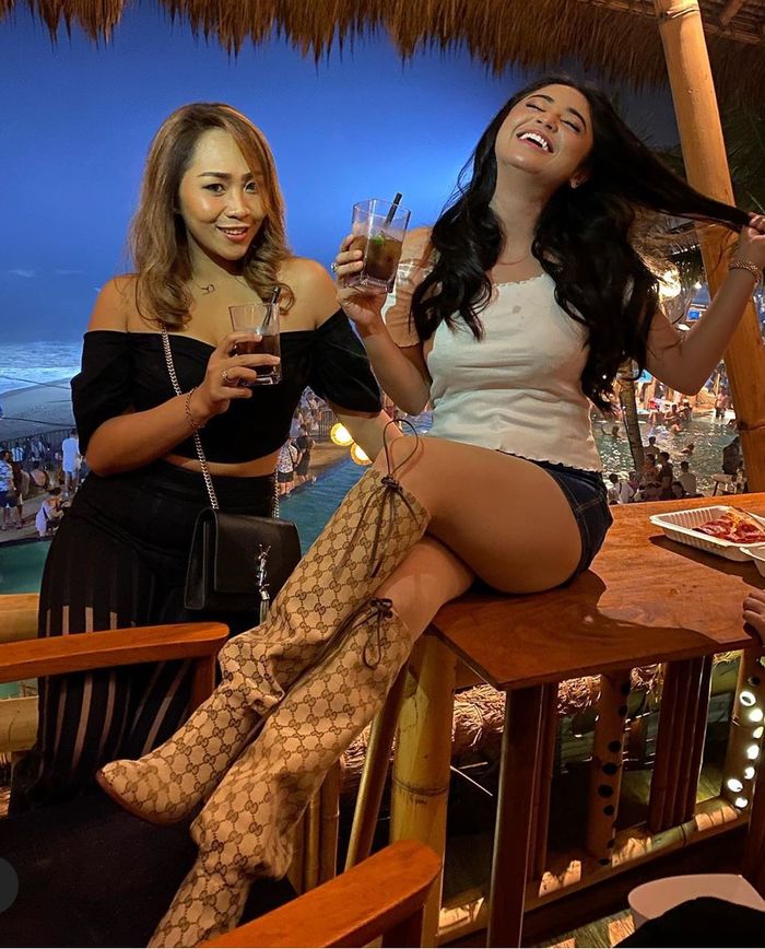 Tampilan seksi Dewi Persik di Bali