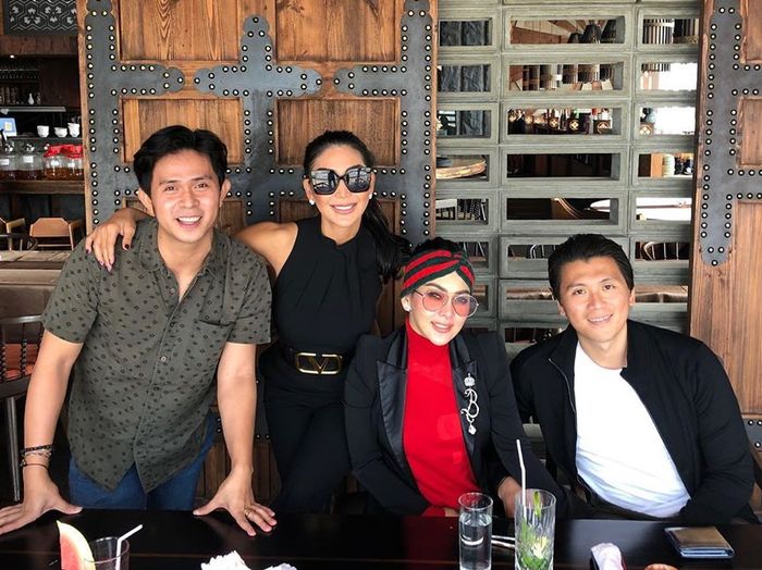 Penampilan Syahrini saat hangout bersama Cakra Khan