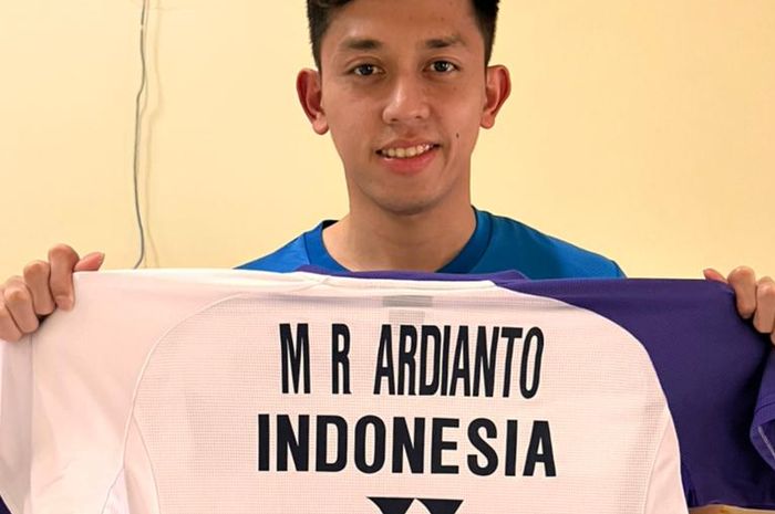 Pemain ganda Indonesia, Muhammad Rian Ardianto, saat menyumbangkan jersey untuk dilelang dalam acara Badminton Chartirty for Bali yang digelar panitia Indonesia Badminton Festival (IBF) 2021.