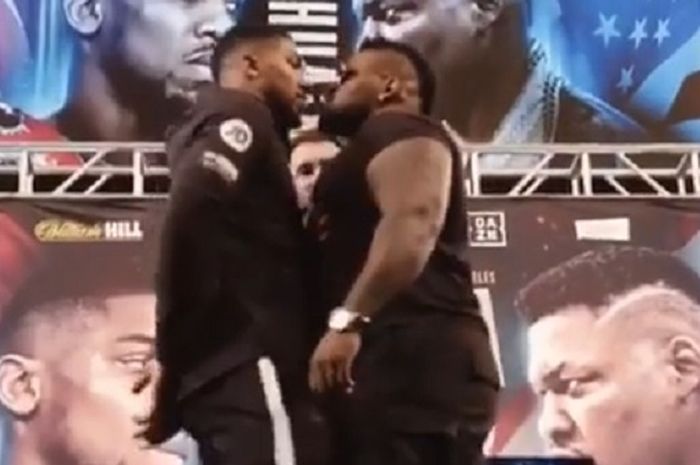 Momen saat Anthony Joshua (kiri) dan Jarrell Miller (kanan) saling berhadapan dalam sesi konferensi pers yang berlangsung pada Selasa (19/2/2019).