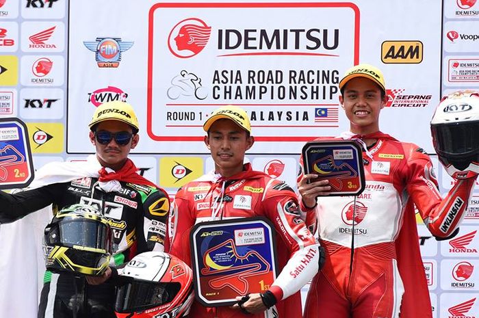 (dari ki-ka) Andy Muhammad Fadly, Lucky Hendriansya, dan Irfan Ardiansya berpose bersama di podium setelah menyelesaikan race 1 kelas AP250 di seri pertama ARRC 2019 di Malaysia, Sabtu (9/3/2019)