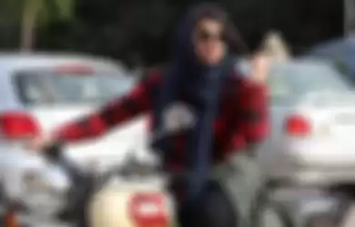 Wanita berhijab kendarai motor (Ilustrasi)
