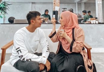 Istrinya Alami Cobaan Bertubi-tubi, Sonny Septian Beri Kejutan Ulang Tahun Pernikahan Super Romantis, Bunga Mawar dan Balon Bertebaran di Ranjang!