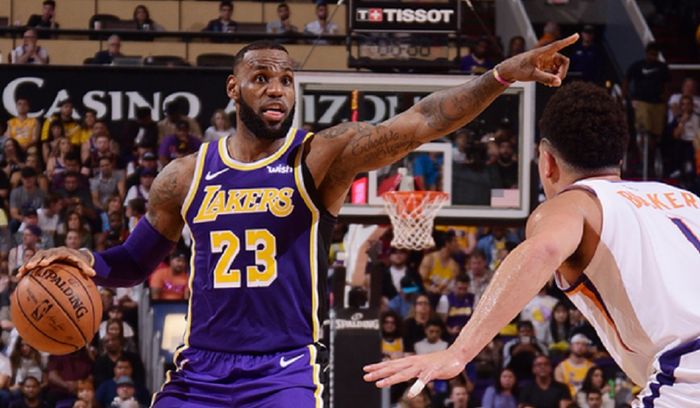 Pebasket megabintang Los Angeles Lakers, LeBron James, memberi instruksi kepada rekan-rekan setimnya saat menghadapi Phoenix Suns pada laga musim reguler NBA 2018-2019.