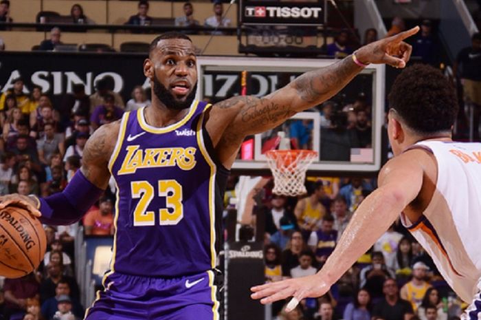 Pebasket megabintang Los Angeles Lakers, LeBron James, memberi instruksi kepada rekan-rekan setimnya saat menghadapi Phoenix Suns pada laga musim reguler NBA 2018-2019.
