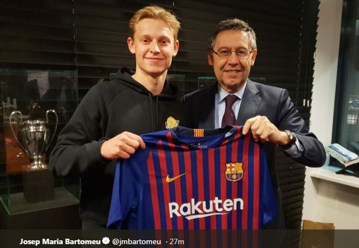 Frenkie de Jong bersama Presiden FC Barcelona, Josep Maria Bartomeu.