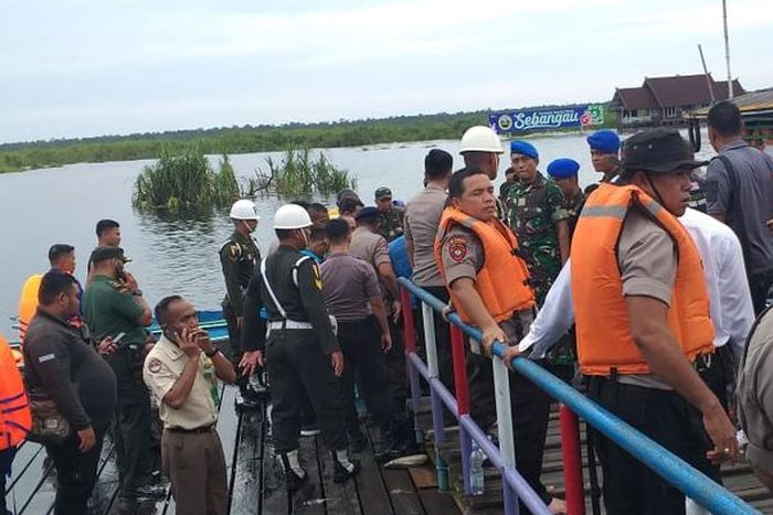 Proses evakuasi anggota Paspampres setelah insiden perahu terbalik di Sungai Sebangau, Palangkaraya, Kalimantan Tengah.