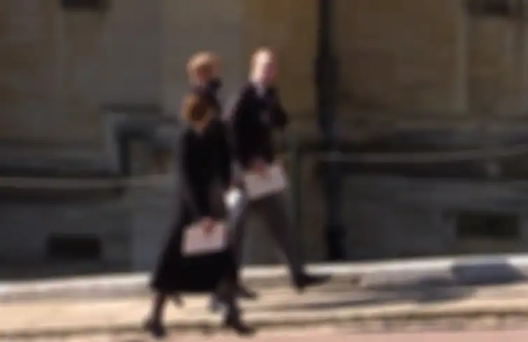 Pangeran William dan Harry tampak berbincang setelah pemakaman Pangeran Philip.