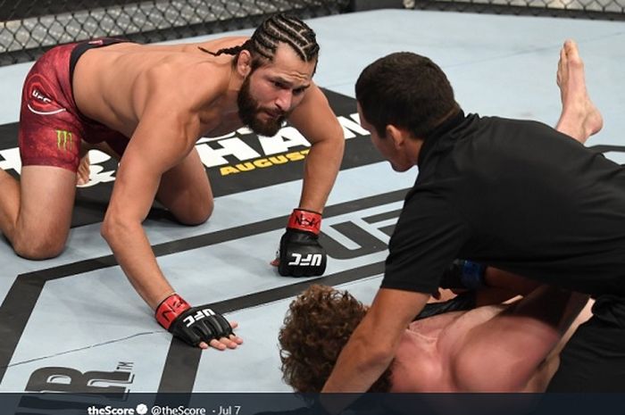 Momen saat, Ben Askren (tergeletak) dikanvaskan oleh, Jorge Masvidal (celana merah) dalam duel UFC 239.