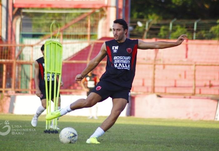 Pemain PSM Makassar, Ezra Walian, saat menjalani latihan perdana di Stadion Andi Mattalatta, Kota Makassar, pada Minggu (8/9/2019).