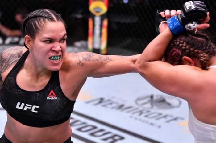 Ungkapan petarung wanita terbaik, Amanda Nunes (kiri) soal pensiun, ditanggapi sangat seirus oleh presiden UFC, Dana White. 