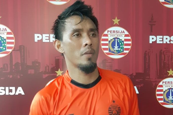 Bek Persija Jakarta Maman Abdurrahman memberikan keterangan kepada media usai berlatih di Lapangan PS AU TNI Angkatan Udara, Halim Perdanakusuma, Jakarta, Kamis (23/1/2020).