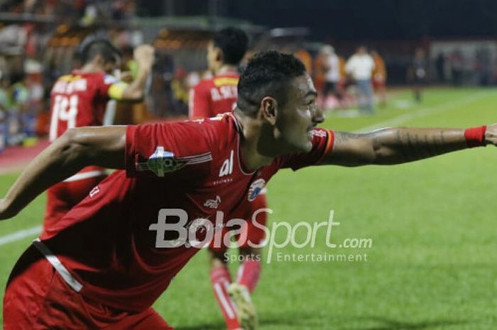   Bek Persija Jakarta, Jaimerson da Silva, merayakan gol ke gawang Persib Bandung di Stadion PTIK, J