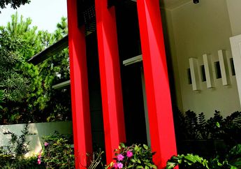 Rumah Minimalis Ini Kelola Panas dengan Pepohonan dan Rumput, Efektif?