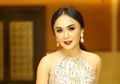 Numpang Duduk Santuy di Motor Orang, Yuni Shara Tetap Tampil Stylish Bak Anak Remaja