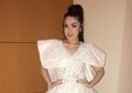 Resmi Dilantik Jadi Anggota DPRD, Tina Toon Tampil Anggun Berkebaya Merah