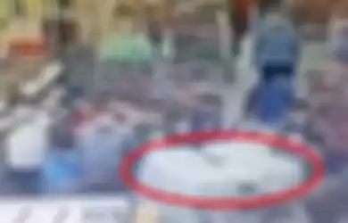 Viral video detik-detik masyarakat sedang berebut susu beruang di sebuah pusat perbelanjaan hingga buat netizen bertanya-tanya khasiatnya.