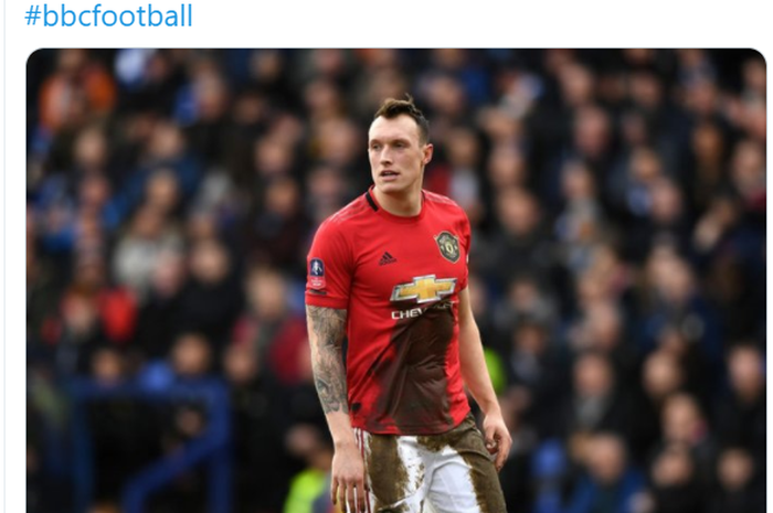 Pemain Manchester United, Phil Jones, menjadi sasaran ejekan di sebuah media sosial.