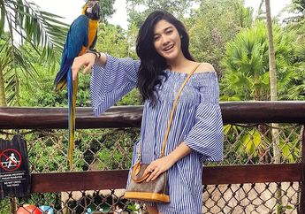 Naysilla Mirdad Tampil Chic dengan 3 Outfit Off Shoulder Warna Biru!