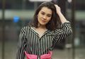 Sambut 2020, Aaliyah Massaid Unggah Foto Pakai Slit Dress Belahan Dada Rendah di Pinggir Laut