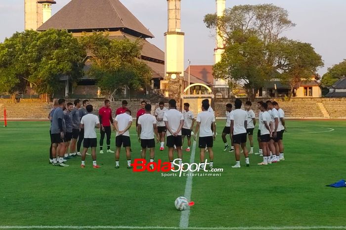 Latihan perdana timnas U-23 Indonesia jelang Kualifikasi Piala Asia U-23 2024 di Stadion Sriwedari, Solo pada Senin (4/9/2023).