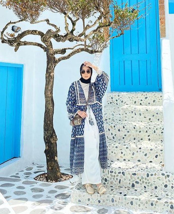 Penampilan Hijabers Feminin ala Richa Etika Ulhaq