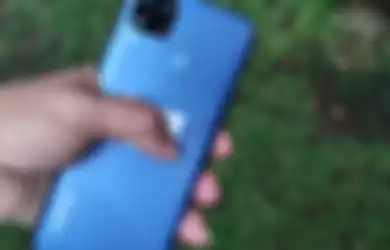 realme C15 warna biru laut di sisi belakang