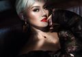 Beda dari Biasanya, Agnezmo Tampil dengan Rambut Keriting Warna Putih