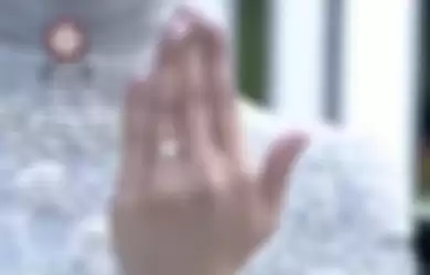 Cincin berlian terpasang di jari manis Lesti Kejora