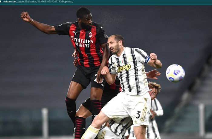 Momen duel udara antara Fikayo Tomori dan Giorgio Chiellini dalam bentrokan Juventus dan AC Milan di Stadion Allianz.