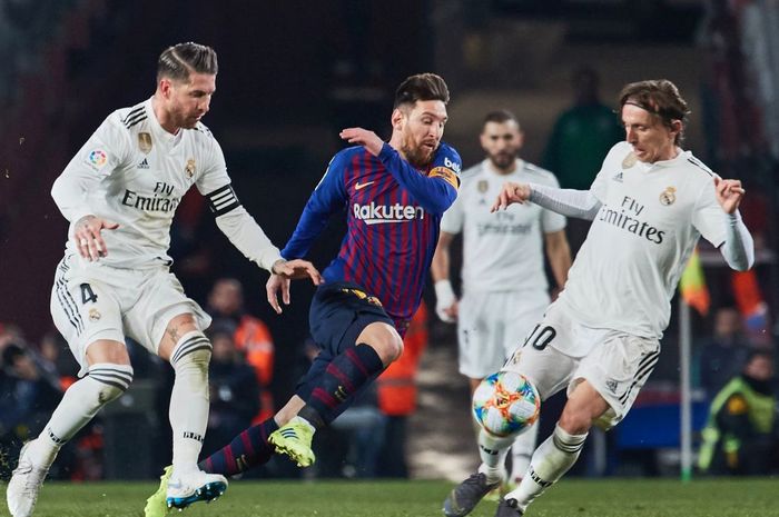 Lionel Messi, Sergio Ramos, dan Luka Modric beraksi pada laga Barcelona versus Real Madrid.   