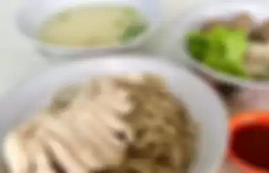Bakmi Ayam Acang dengan makanan pendamping bakso dan sue kiau
