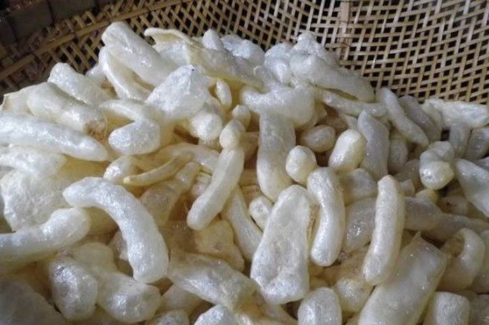 Kerupuk rambak dari krecek yang digoreng.