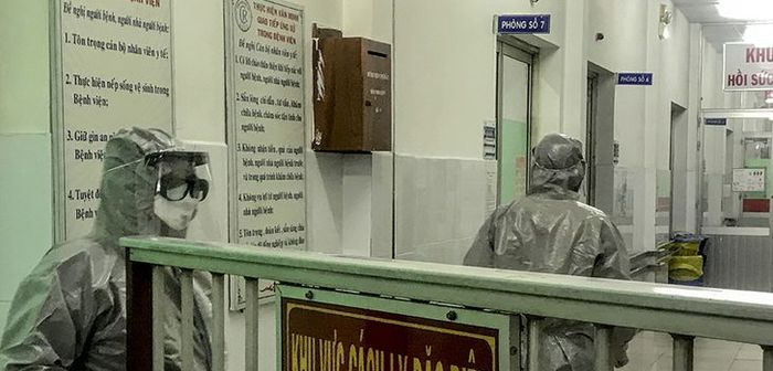 Pekerja medis memasuki area isolasi untuk mengunjungi dua pasien yang diduga terinfeksi virus baru corona, di Rumah Sakit Cho Ray di Kota Ho Chi Minh, Vietnam, Kamis (23/1/2020)
