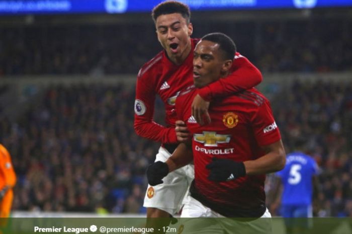 Penyerang Manchester United, Anthony Martial (kanan), merayakan golnya bersama Jesse Lingard dalam l