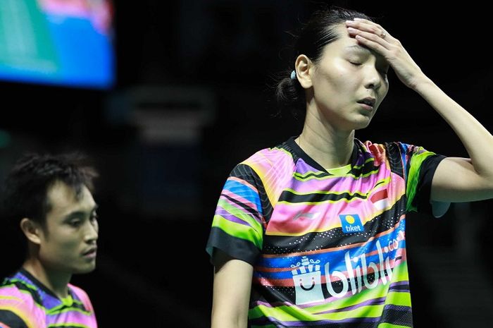 Ekspresi Hafiz Faizal (kiri) dan Gloria Emanuelle Widjaja (kanan) pada asaat tampil pada semifinal Singapore Open 2019, Sabtu (13/4/2019)