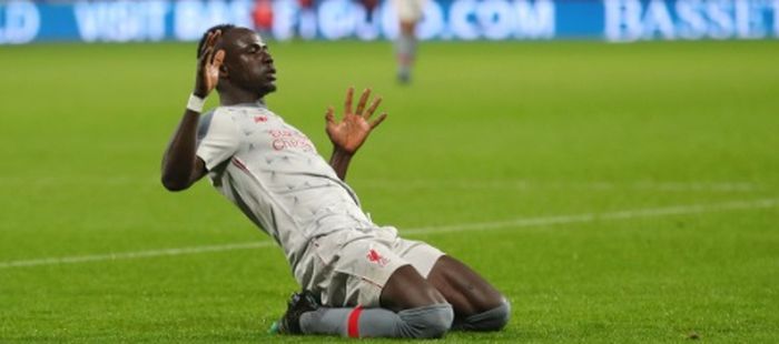 Penyerang Liverpool, Sadio Mane, merayakan gol yang dicetak ke gawang West Ham United dalam laga Liga Inggris di London Stadium, Senin (4/2/2019).