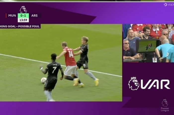 Pelanggaran Martin Odegaard terhadap Christian Eriksen yang menganulir gol Arsenal ke gawang Manchester United (4/9/2022).